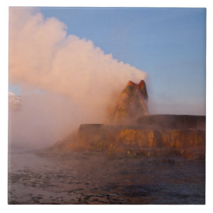 Fly Geyser mit schneebedeckter Granite Range Fliese