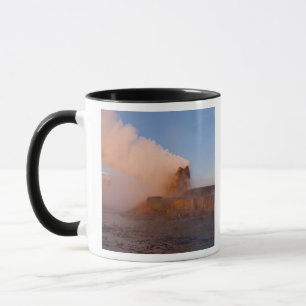 Fly Geyser mit schneebedeckter Granite Range Tasse