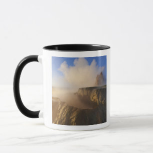 Fly Geyser mit schneebedeckter Granite Range Tasse