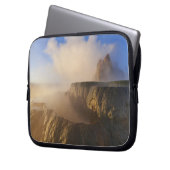 Fly Geyser mit schneebedeckter Granitreichweite Laptopschutzhülle (Vorderseite Links)