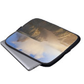 Fly Geyser mit schneebedeckter Granitreichweite Laptopschutzhülle (Vorne Knopf)