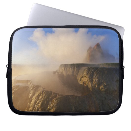 Fly Geyser mit schneebedeckter Granitreichweite Laptopschutzhülle (Vorderseite)