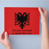 Flyer mit der Flagge Albaniens (Hand)