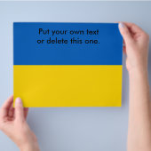 Flyer mit der Flagge der Ukraine (Hand)