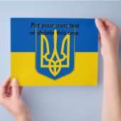 Flyer mit der Flagge der Ukraine (Hand)