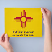 Flyer mit der Flagge von New Mexico, USA (Hand)