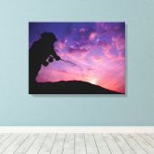 FlyFishing bei Sonnenuntergang Leinwanddruck (Insitu (Holzboden))
