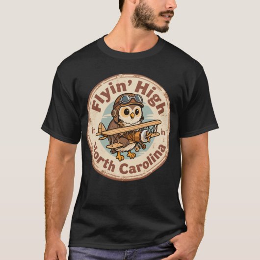 Flyin’ High_ North Carolina Aviation-Themed Artwin T-Shirt (Vorderseite)