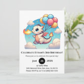 Flying Baby Dragon with Balloons Birthday Einladung (Stehend Vorderseite)