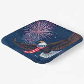 Flying Bald Eagle mit USA Flag Scarf & Fireworks Pappteller (Gewinkelt)