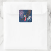 Flying Bald Eagle mit USA Flag Scarf & Fireworks Quadratischer Aufkleber (Tasche)