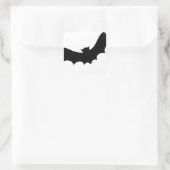 Flying Bat in Silhouette - Halloween Quadratischer Aufkleber (Tasche)