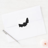 Flying Bat in Silhouette - Halloween Quadratischer Aufkleber (Umschlag)