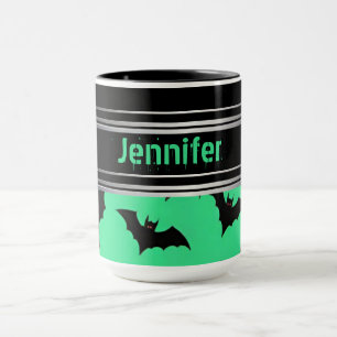 Flying Bats on Green: Spooky Halloween Vibes Tasse
