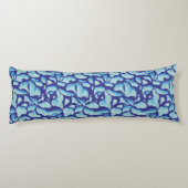 Flying-Blätter | Blaues Leaf-Muster Seitenschläferkissen (Rückseite)