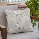 Flying Crane Bird Gray Kissen<br><div class="desc">Dieses Design kann durch Auswahl der Option Design bearbeiten personalisiert werden. Sie können auch auf andere Gegenstände übertragen. Kontaktieren Sie mich unter colorflowcreations@gmail.com oder nutzen Sie die Chat-Option oben auf der Seite, wenn Sie dieses Design auf einem anderen Produkt haben möchten oder Hilfe bei diesem Design benötigen. Ich kann bei...</div>