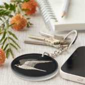 Flying Falcon Colored Pencil Art auf schwarz Schlüsselanhänger (Vorderseite rechts)