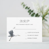Flying Great Blue Heron Wedding RSVP Postcard Karte (Stehend Vorderseite)