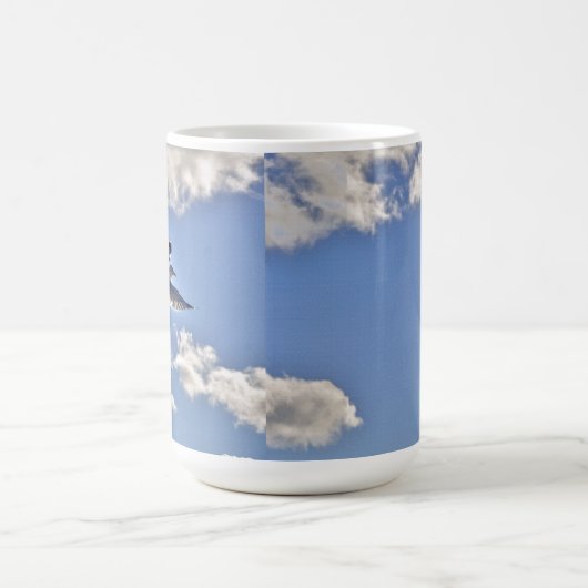Flying Gull & Clouds Wildlife Birdlover Geschenk Kaffeetasse (Mittel)