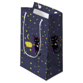 Flying Hexe Cat Kleine Geschenktüte (Vorderseite Schrägansicht)