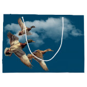 Flying Mallard Ducks for Birthday Große Geschenktüte (Rückseite)