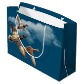 Flying Mallard Ducks for Birthday Große Geschenktüte (Rückseite Schrägansicht)