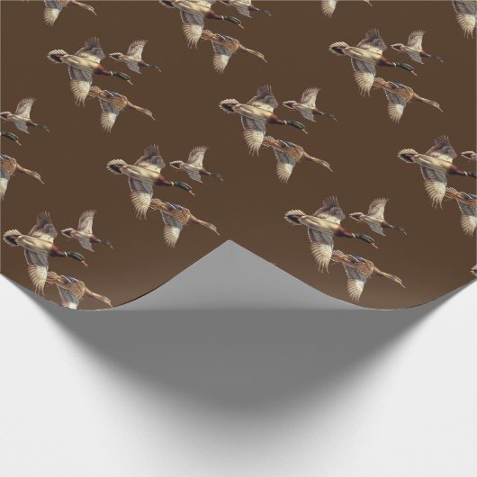 Flying Mallard Ducks Geschenkpapier (Ecke)