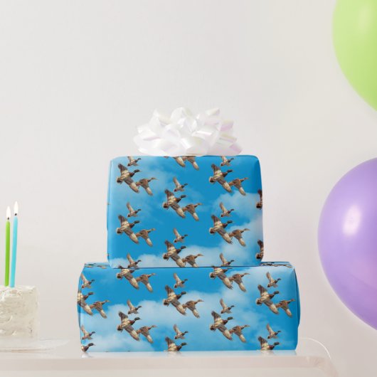 Flying Mallard Encks in Wolken Geschenkpapier (Partygeschenke)