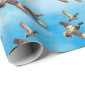 Flying Mallard Encks in Wolken Geschenkpapier (Rolleneckpunkt)