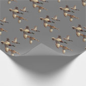 Flying Mallard Encks on Grey Geschenkpapier (Ecke)