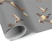 Flying Mallard Encks on Grey Geschenkpapier (Rolleneckpunkt)