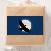 Flying raven mit dem Mond dahinter (Insitu)