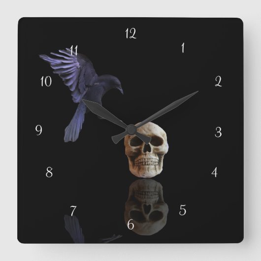 Flying Raven or Crow Land on Skull Gothic Quadratische Wanduhr (Vorderseite)