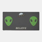 Flying Saucer & Green Alien Desk Mat Schreibtischunterlage (Vorderseite)