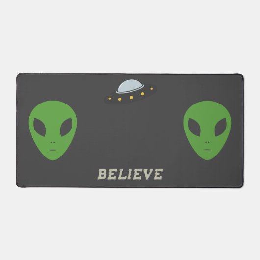 Flying Saucer & Green Alien Desk Mat Schreibtischunterlage (Vorderseite)