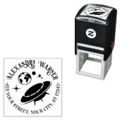 Flying Saucer Spaceship in der Nähe von Earth Name Permastempel (Beispiel)