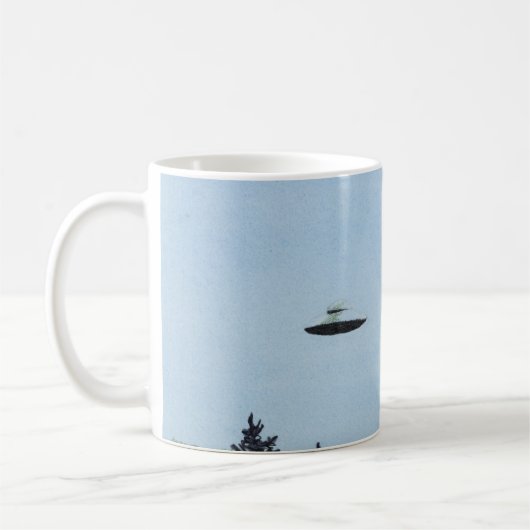 Flying Saucerys Kaffeetasse (Links)