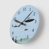 Flying Saucerys Runde Wanduhr (Winkel)