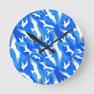 Flying seagulls on sky blue runde wanduhr