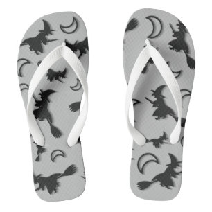 Flying witter zwischen Halbmond zu Halloween-Nacht Badesandalen