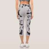 Flying witter zwischen Halbmond zu Halloween-Nacht Capri Leggings (Rückseite)