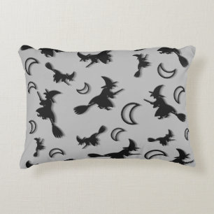 Flying witter zwischen Halbmond zu Halloween-Nacht Dekokissen