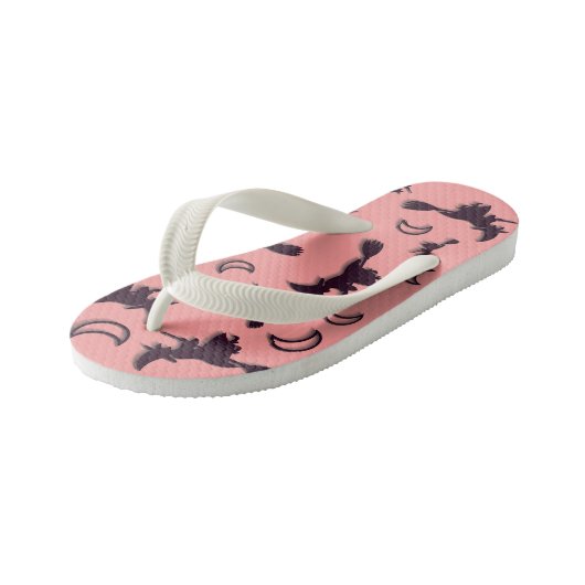 Flying witter zwischen Halbmond zu Halloween-Nacht Kinderbadesandalen (Schrägansicht)