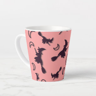 Flying witter zwischen Halbmond zu Halloween-Nacht Milchtasse
