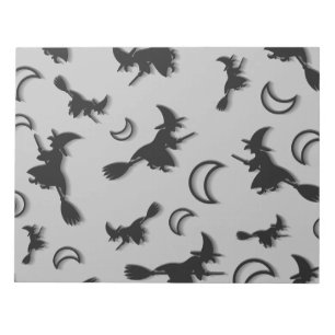 Flying witter zwischen Halbmond zu Halloween-Nacht Notizblock