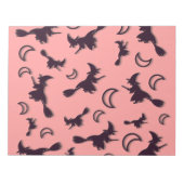 Flying witter zwischen Halbmond zu Halloween-Nacht Notizblock (Vorderseite)