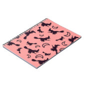 Flying witter zwischen Halbmond zu Halloween-Nacht Notizblock (Linke Seite)