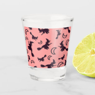 Flying witter zwischen Halbmond zu Halloween-Nacht Schnapsglas