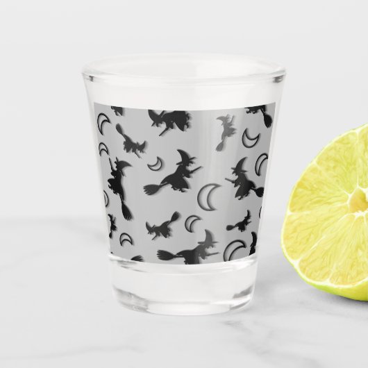 Flying witter zwischen Halbmond zu Halloween-Nacht Schnapsglas (Vorderseite)