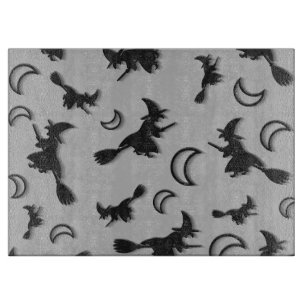 Flying witter zwischen Halbmond zu Halloween-Nacht Schneidebrett